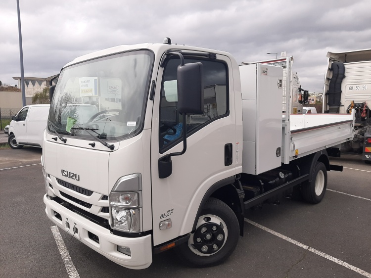 ISUZU M27 LARGE 3.0L 150CH BVM BENNE ACIER  3300 + COFFRE + PORTE UNIV J.P.M