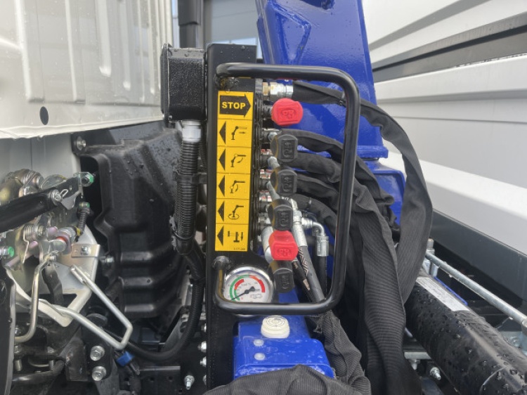 ISUZU M27 3T5 150CH BVM BENNE + GRUE PM2823